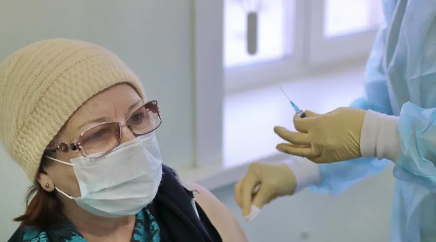 Медики Алтайского края готовы выехать для вакцинации в офис и на завод