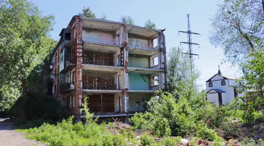 В Бийске снесут аварийный многоэтажный дом