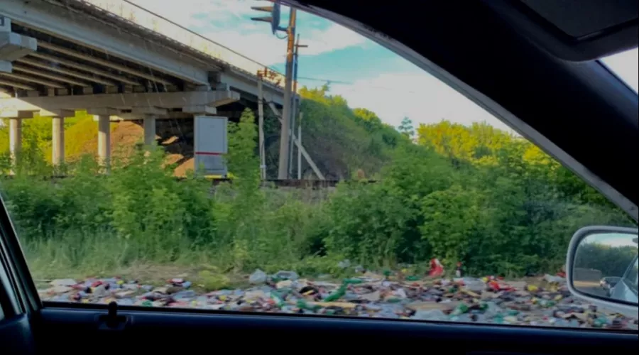 В Бийске до сих пор не убрали остатки «пивного мусора» из фуры