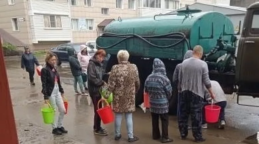Второй день без воды: жители домов по Трофимова устали таскать ведра с бочек
