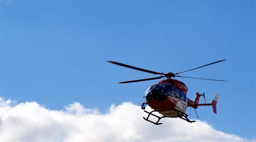 Туриста, повредившего ногу топором в Горах Алтая, эвакуировали вертолетом