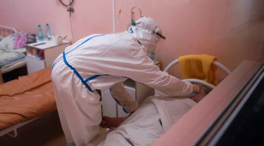 Люди лежат уже в коридорах: алтайский врач рассказал об обстановке в ковидариях