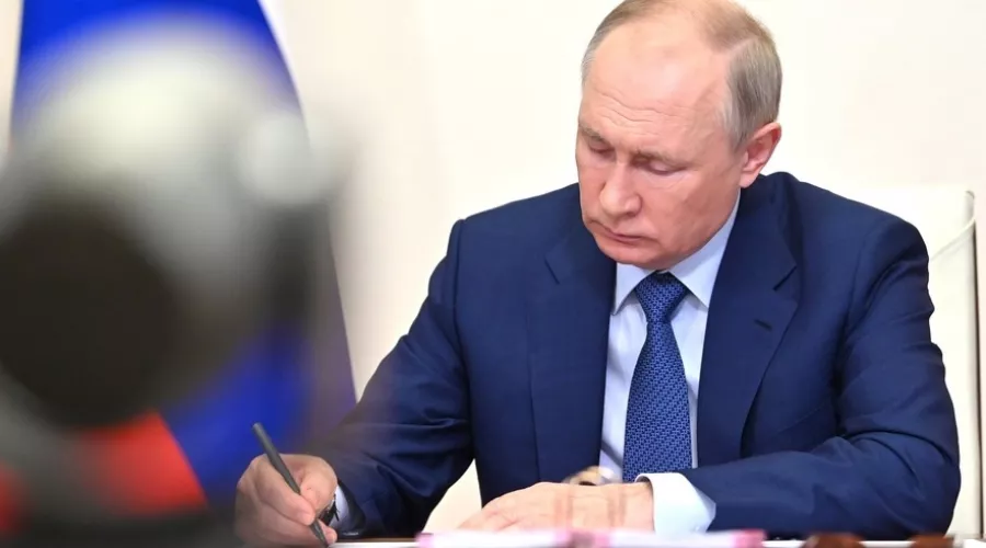 Президент Владимир Путин. Путин подписал документ