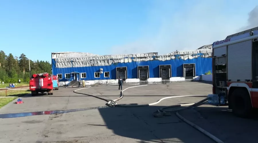 Эксперты и следователи работают на месте пожара на «Алтайском бройлере» в Бийске