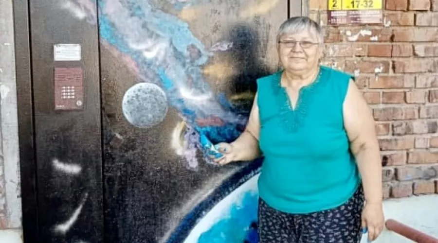 Портал во Вселенную: пенсионерка из Бийска раскрасила дверь своего подъезда