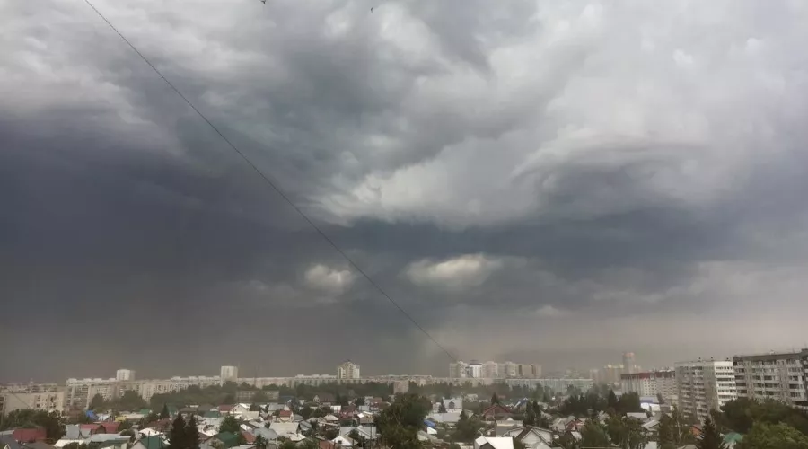 Непогода с ветром и градом прошлась по Барнаулу и Заринску вечером 6 июля