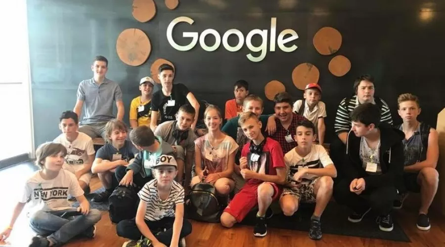 Без зубрежки и уроков: как на IT-курсах школьников готовят для работы в Google