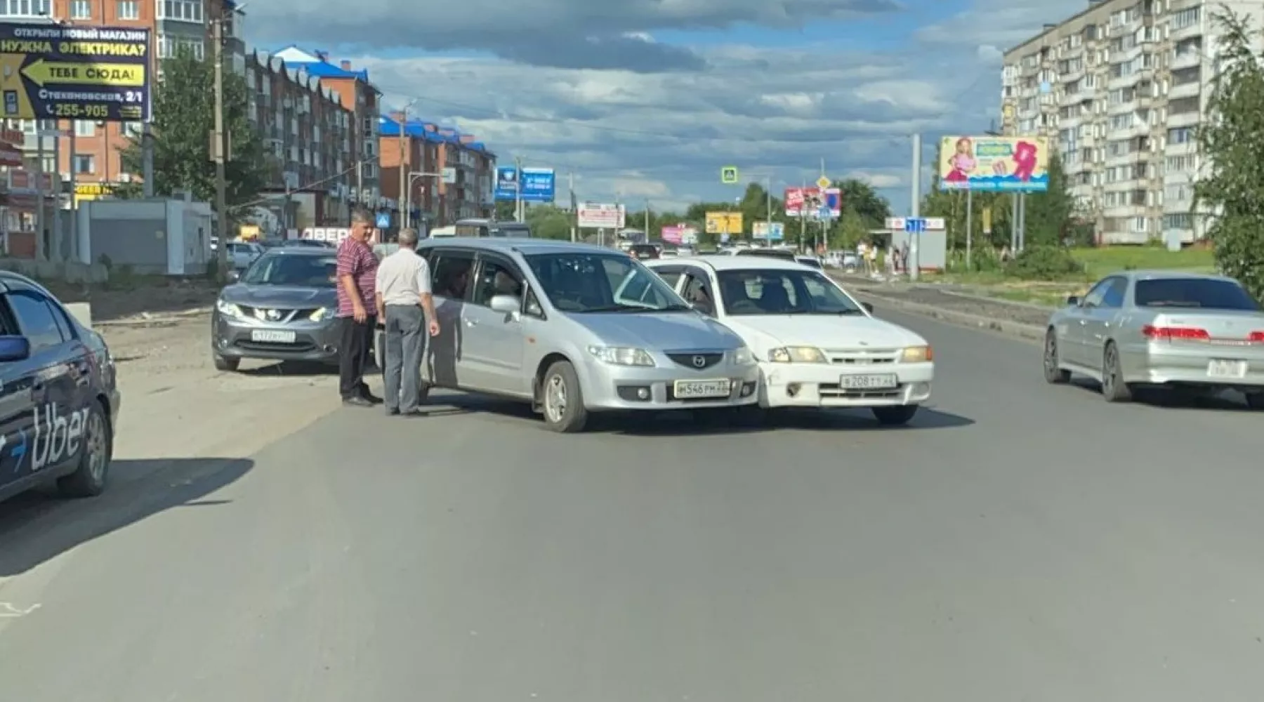 На свежем асфальте улицы Советской в Бийске два водителя не поделили полосы