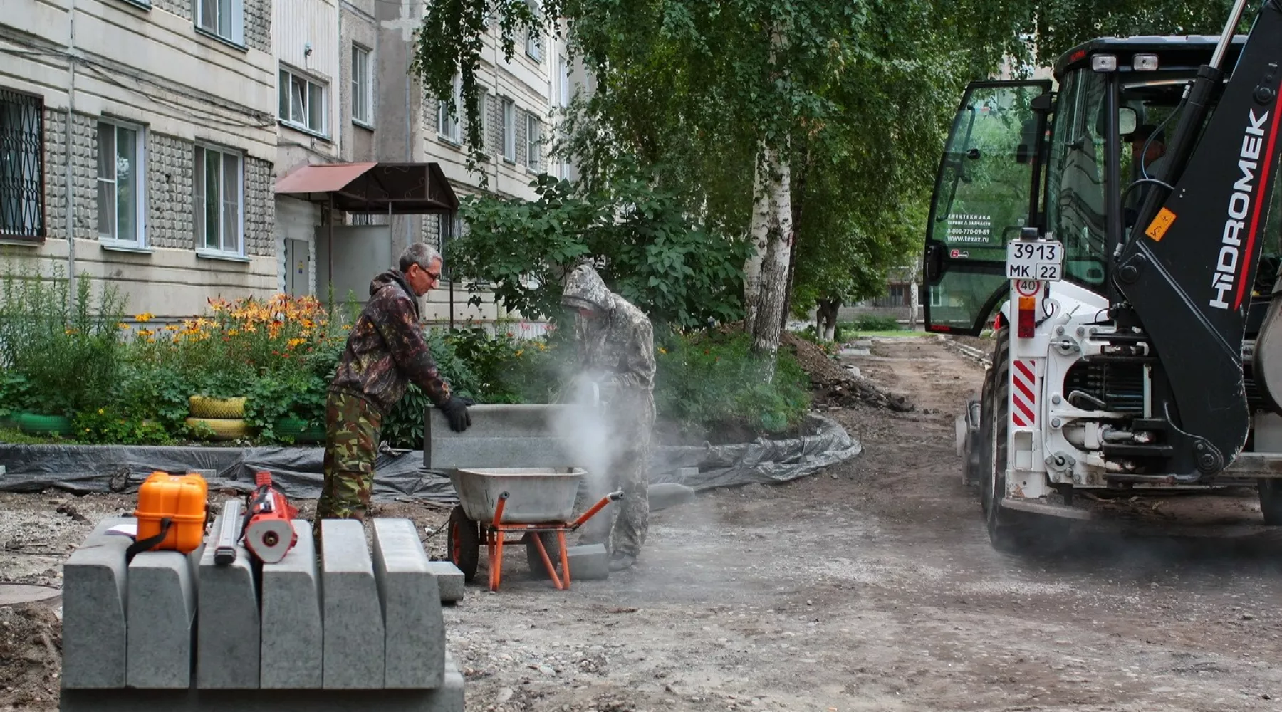 Бийчане просят при ремонте дворов обратить внимание на дорожки и клумбы