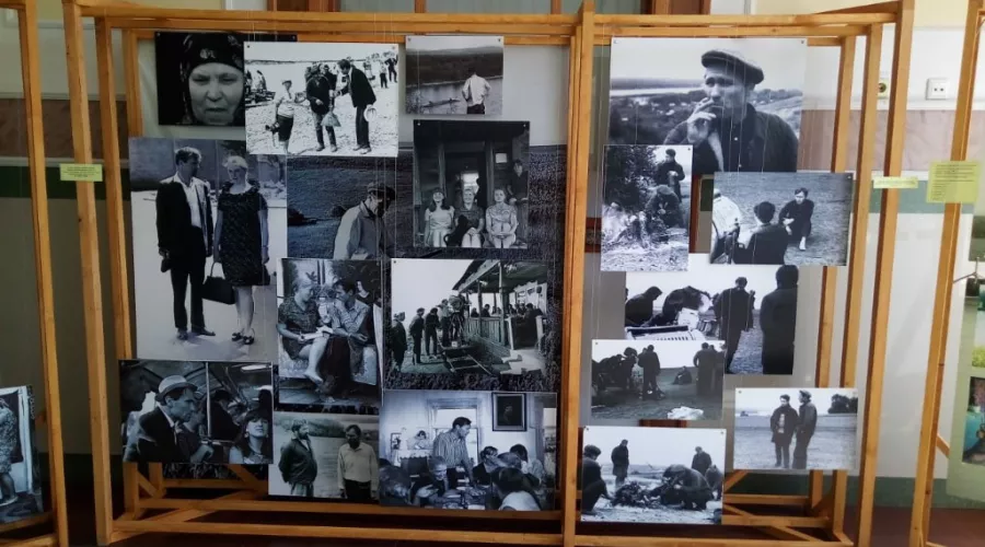 На ж/д вокзале Бийска открыли выставку к 50-летию фильма «Печки-лавочки»