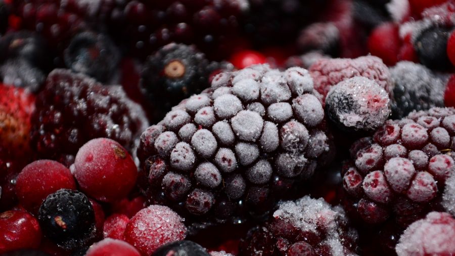 В Бийске даже зимой можно приобрести замороженную облепиху, бруснику, смородину, клубнику и другие ягоды с рук