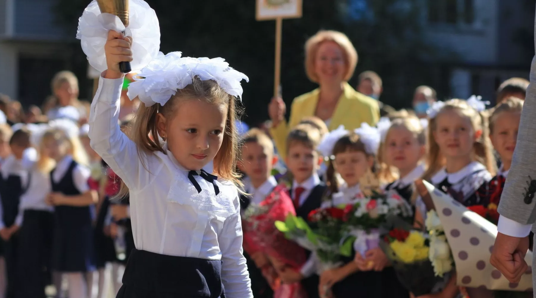 Линейка 1 сентября. Школьники. Первоклашка