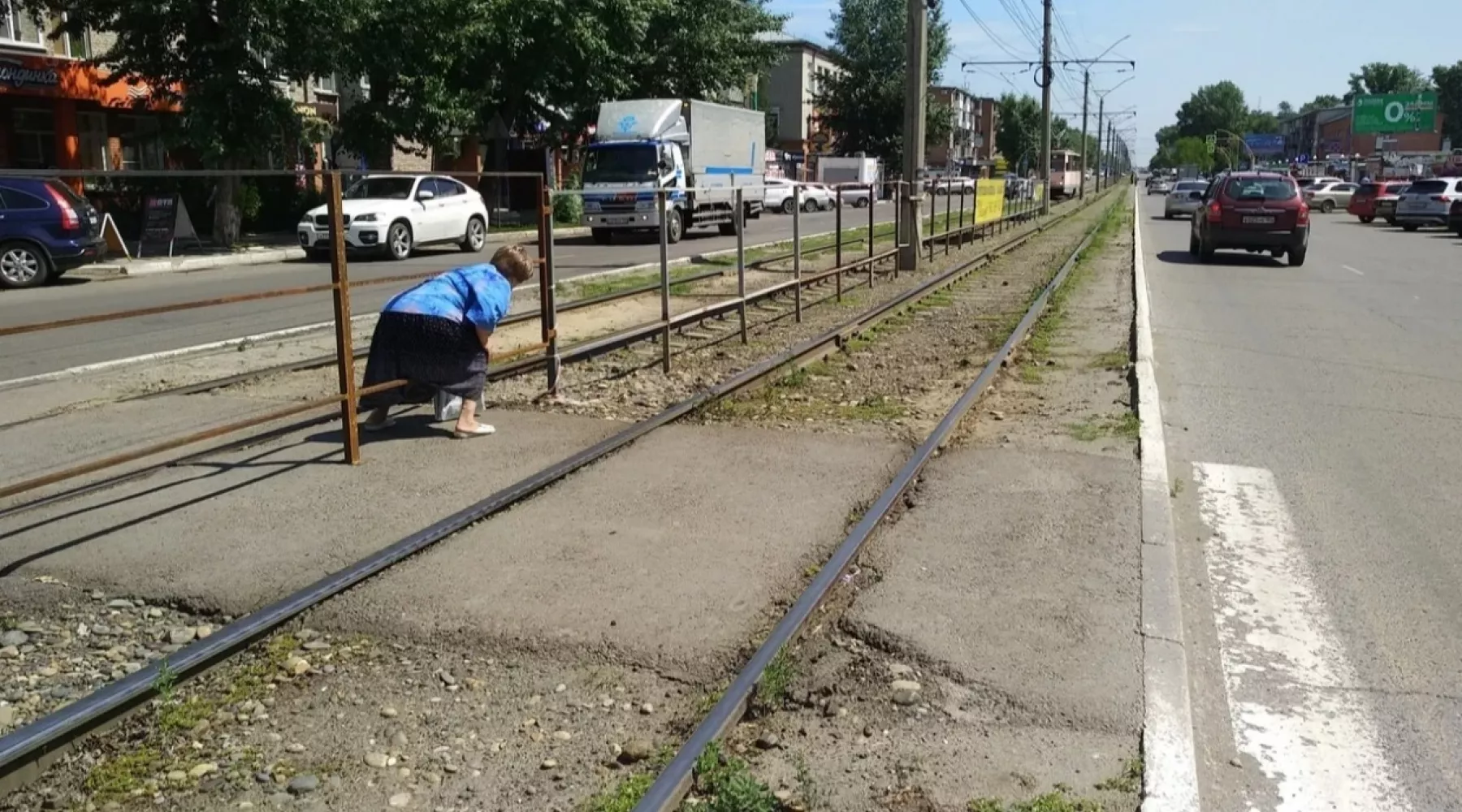 Бийчане &quot;штурмуют&quot; металлические заграждения, чтобы перейти дорогу