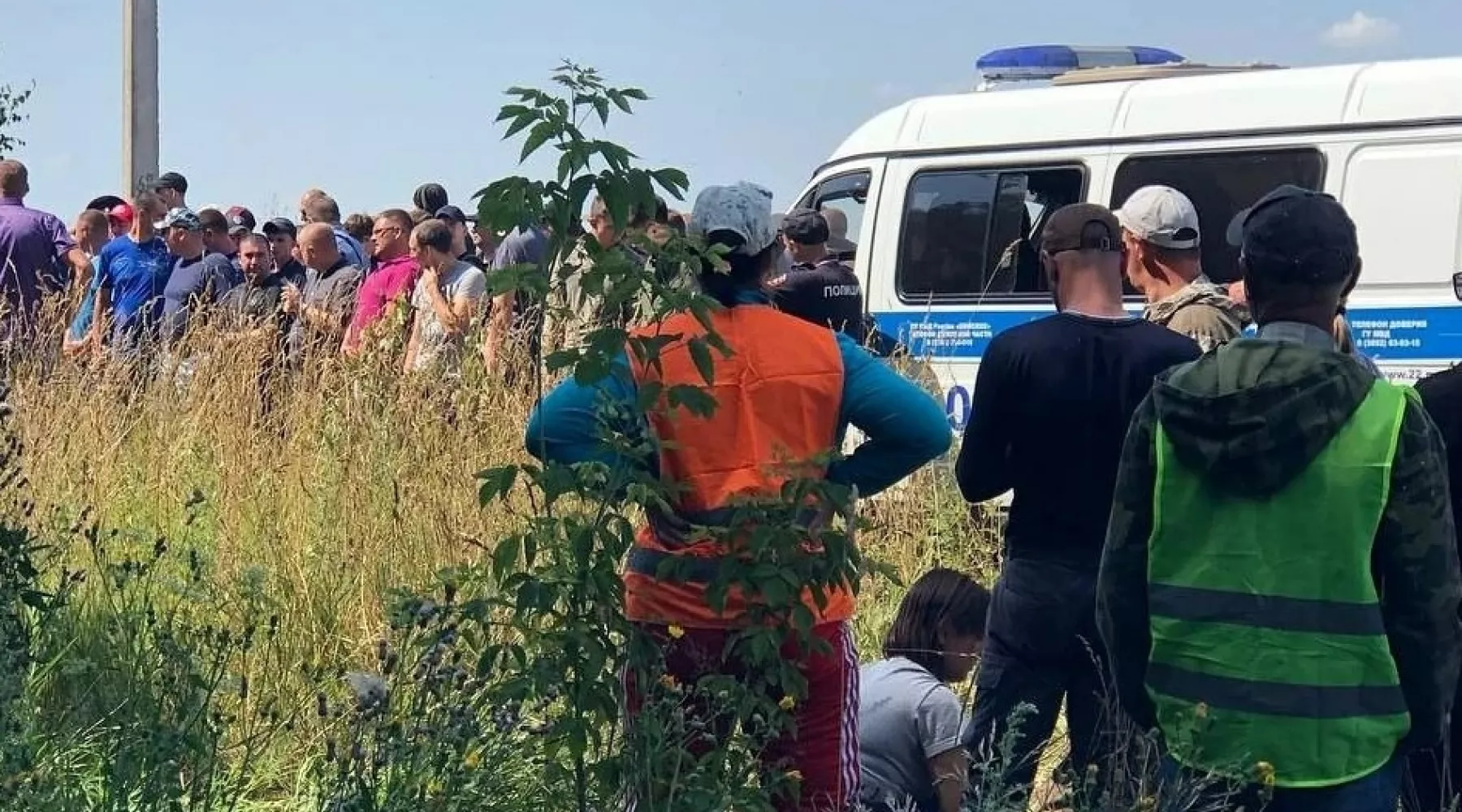 Более сотни человек продолжают поиски потерявшейся в Бийском районе девочки 