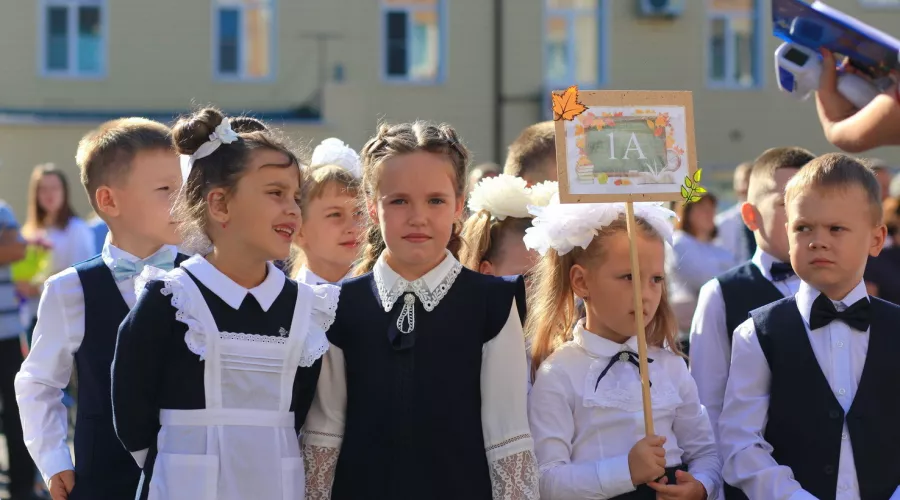 Родители школьников в Алтайском крае начали получать выплаты по 10 тыс. рублей