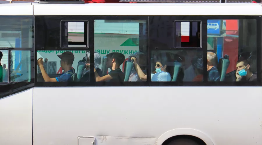 Автобус, пассажиры, маски