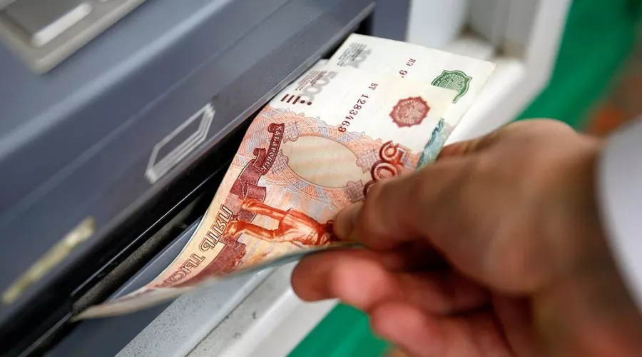 В Алтайском крае стали реже снимать наличные с банковской карты