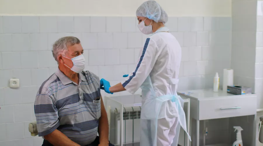 В Бийске план по вакцинации от коронавируса выполнен на 50%