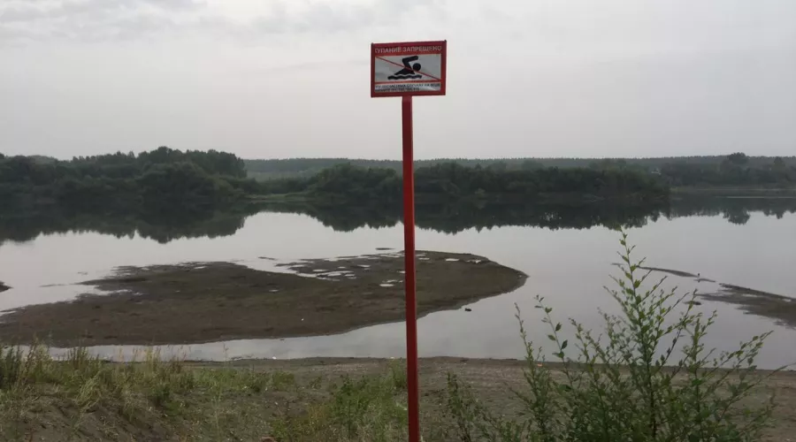 В Бийске на месте, где в Бии утонул мужчина, установили запрещающий аншлаг
