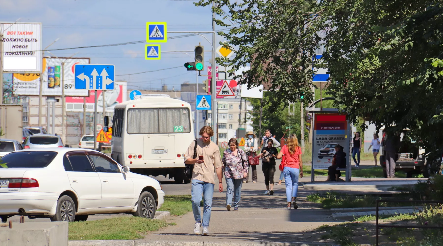 ул. Васильева, Трофимова, люди, остановка