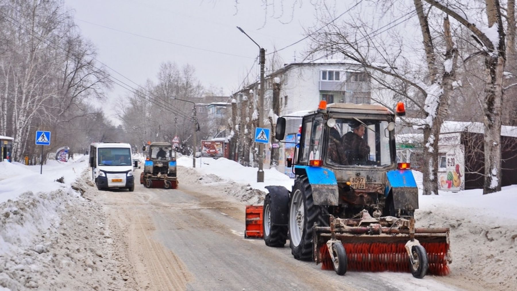 В Бийске чистят около 250 км дорог.