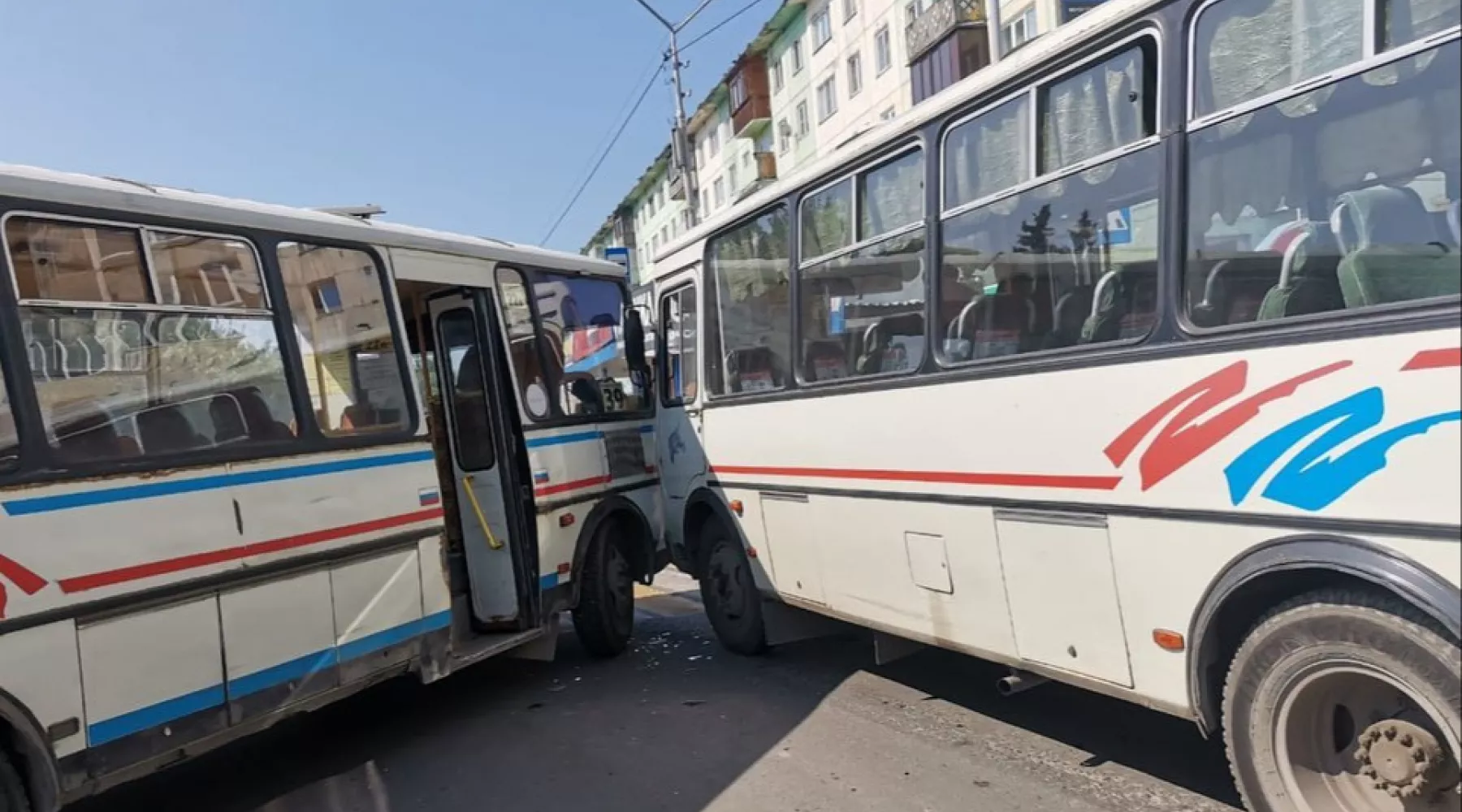 В Бийске два ПАЗика врезались друг в друга на подъезде к остановке