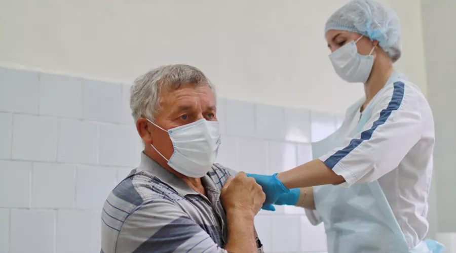 Деньги за вакцинацию: в России привитые могут получить 100 тыс. руб.