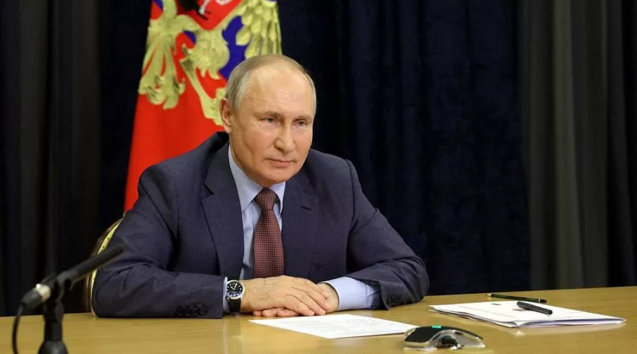 Путин: пенсионерам необходимо выплатить по 10 тысяч рублей, военным – по 15