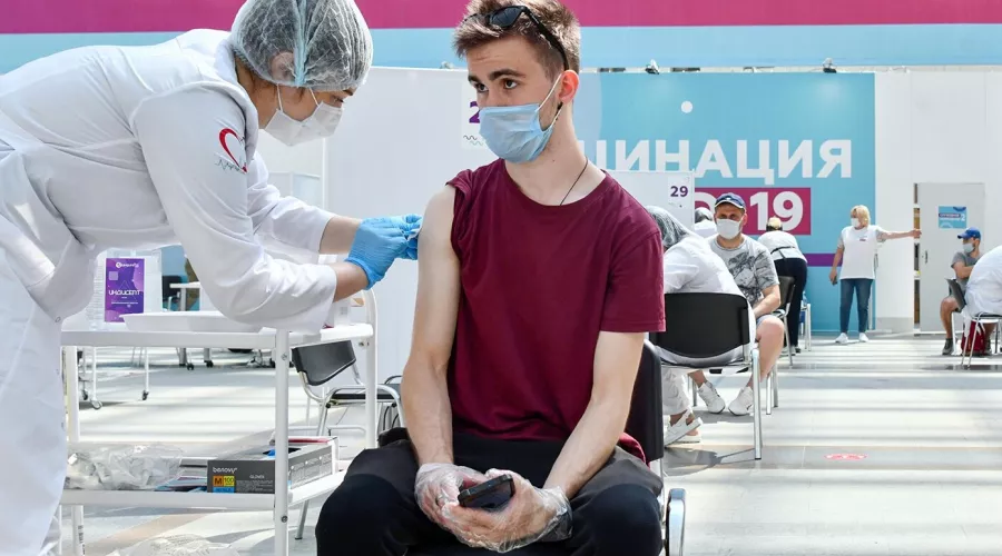 В Сибири работникам грозят увольнением в случае отказа от вакцинации