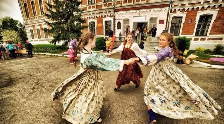 На архиерейском подворье в Бийске детей развлекали старинными русскими играми