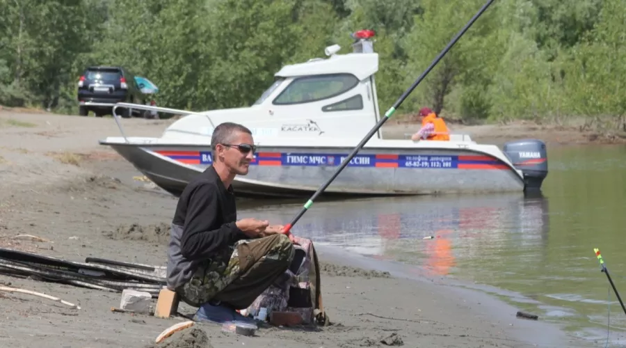 В жилете и без алкоголя:в МЧС Алтайского края рассказали, как правильно рыбачить