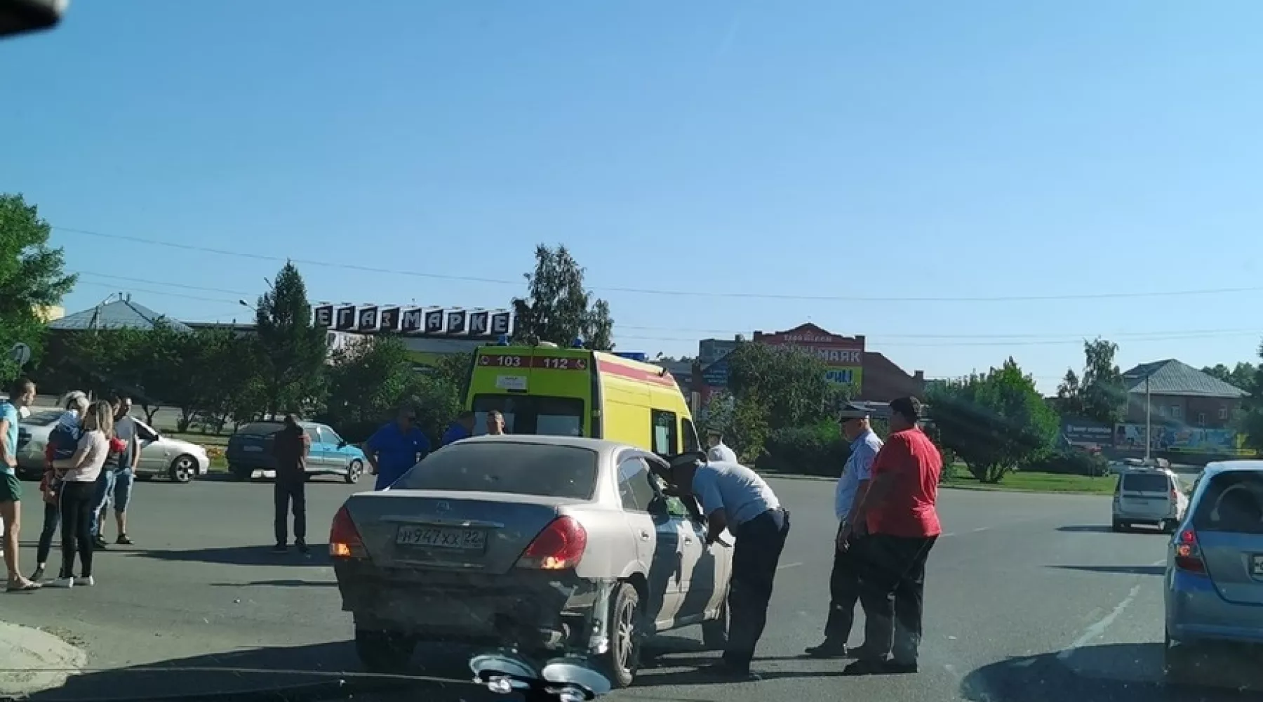 Появилось видео ДТП в Бийске у АТС-4, в котором пострадали две девочки 