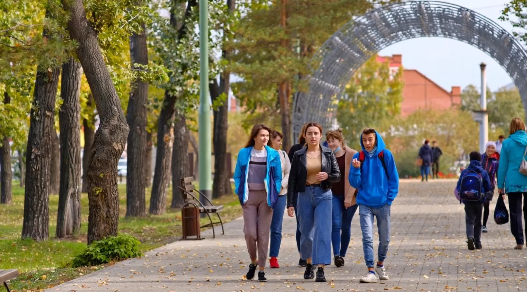 Осень, сентябрь, люди, бульвар Вали Максимовой