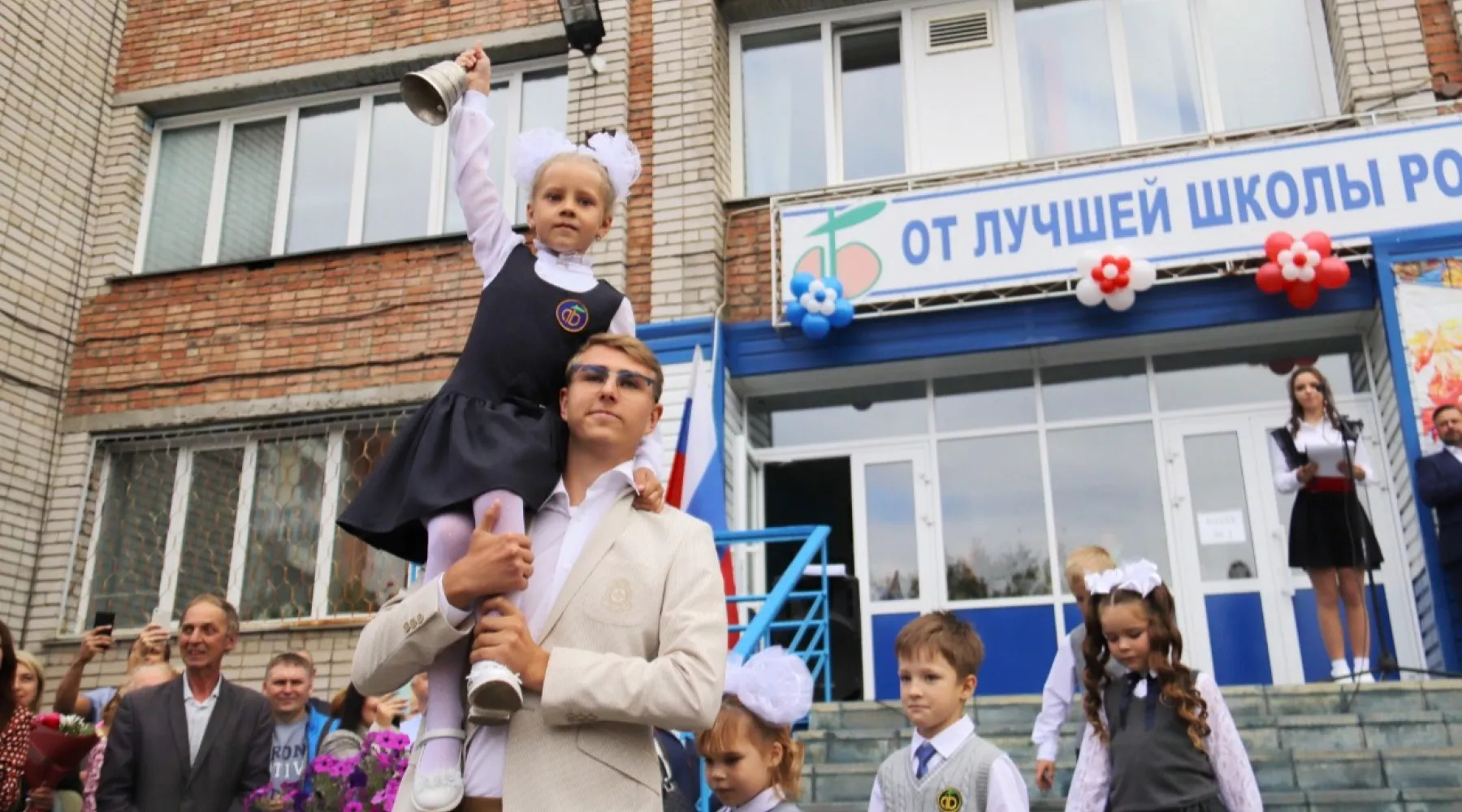 В школе и за ее пределами: в Бийске отмечают 1 сентября