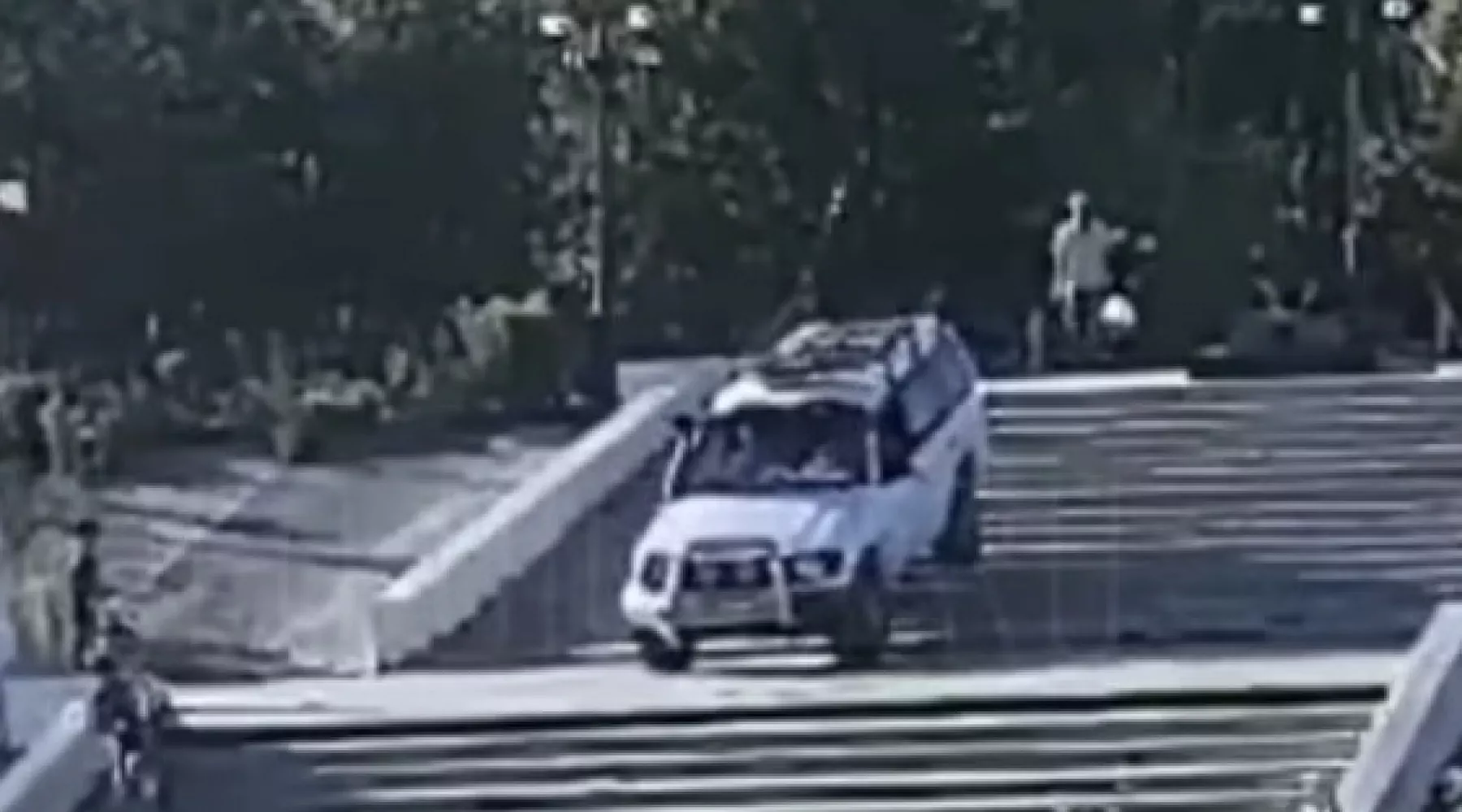 ГИБДД Бийска ищет свидетелей незаконного спуска джипа с лестницы на пляж 