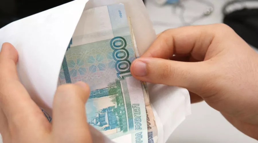 Почти половина россиян согласна получать зарплату в конверте