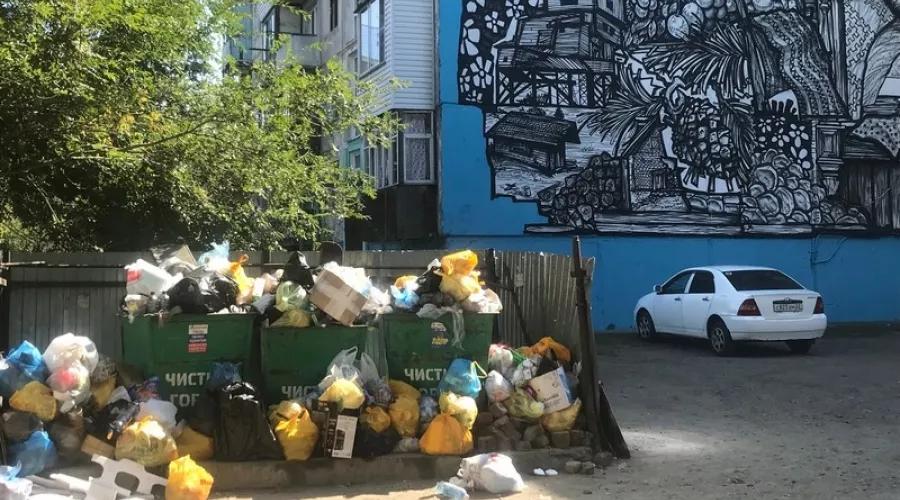 Как поживает Алёнка? Граффити в Бийске на ул.Советской засыпали мусором