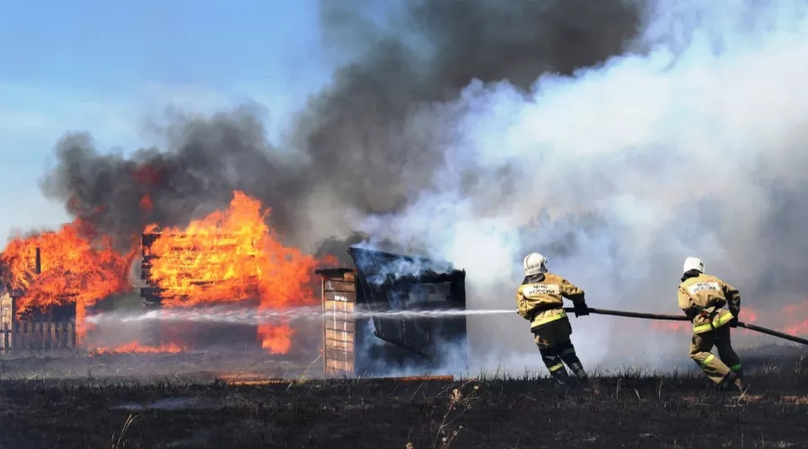 Крупный пожар тушили ночью в селе Лесное под Бийском 