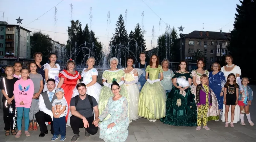 Как в настоящем дворце: в Бийске на площади ГДК обучали старинным танцам