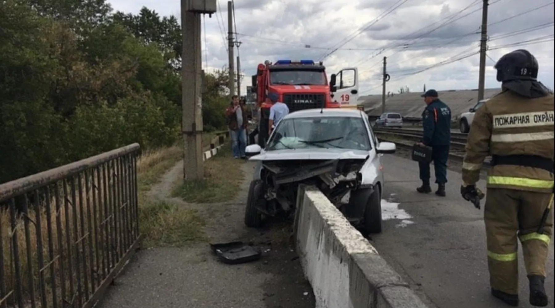 В Бийске водитель въехал в ограждение путепровода на Табачке 