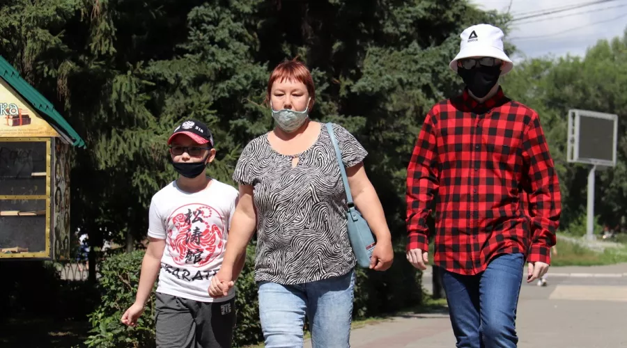 В масках, но без них: отмены противоковидного режима в России не будет