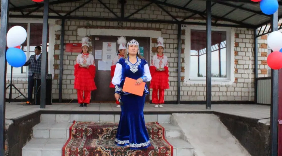 В селе Алтайского края избиратели пришли на выборы в национальных костюмах