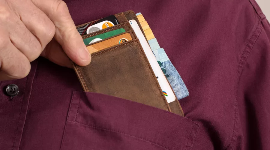 Житель Бийска нашел на заправке банковскую карту и отправился за покупками