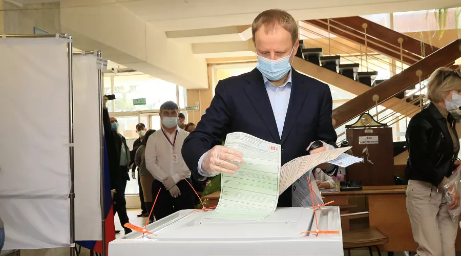 Губернатор Алтайского края Виктор Томенко проголосовал на выборах
