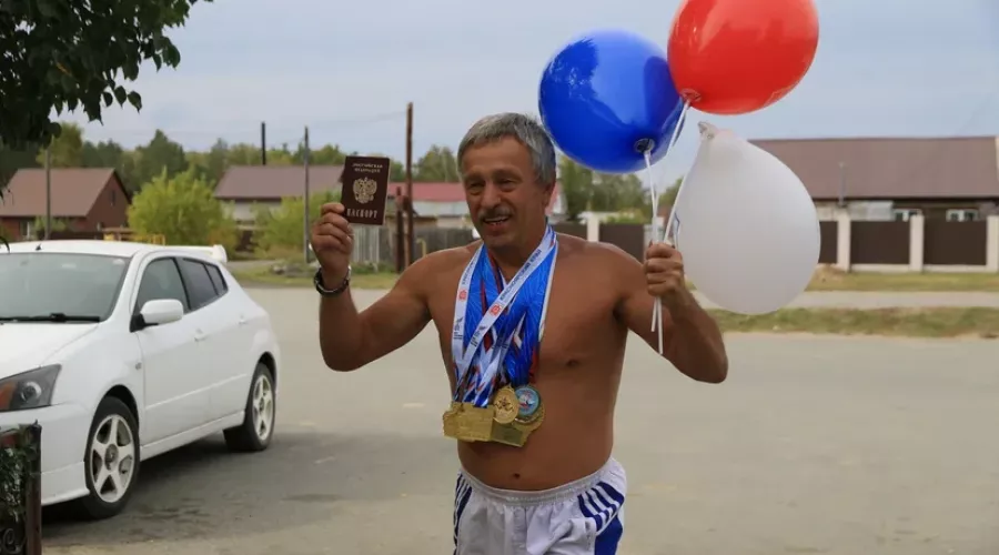Алтайский «морж» пришёл на выборы в одних шортах и облился водой