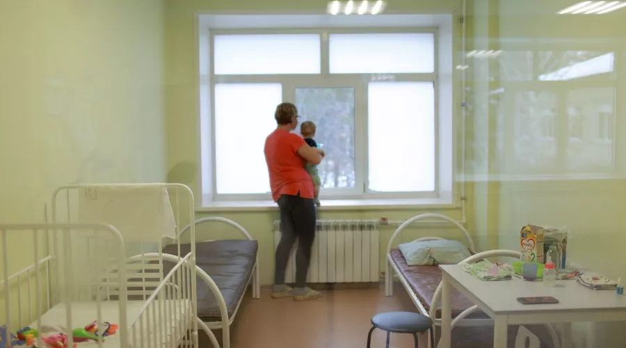 Родители с ребенком в больнице.