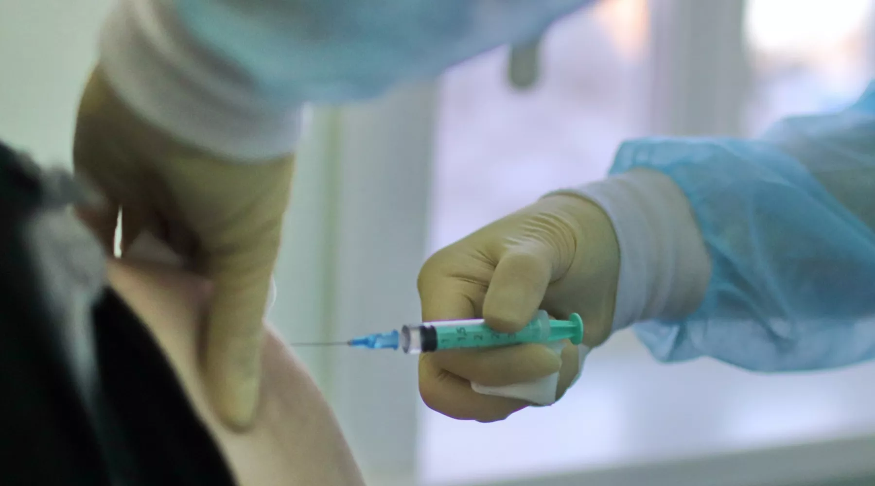 Все меньше жителей Бийска желают привиться от коронавирусной инфекции 