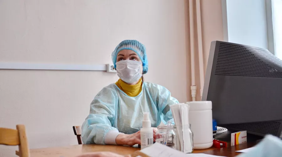 Совмещая «там и сям»: врачи Алтайского края работают сразу в нескольких местах