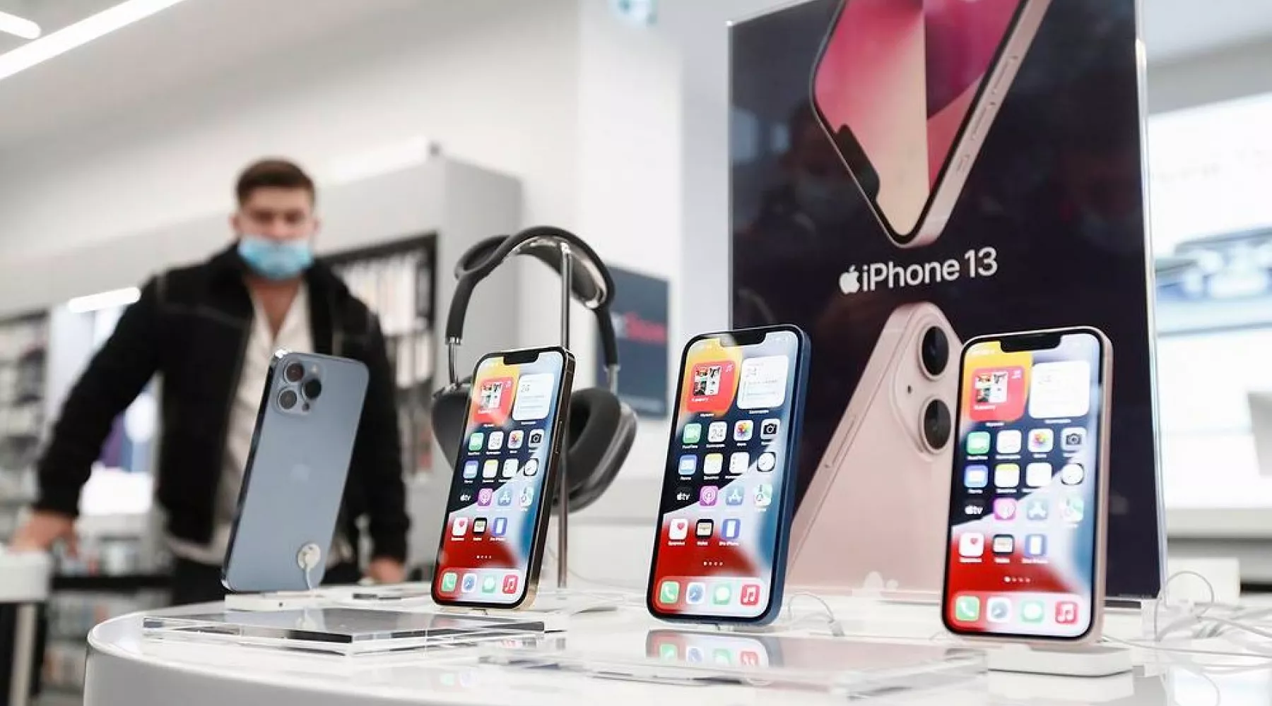 Вас тут не стояло: москвичи выстроились в очереди за iPhone13 по 110 тыс. рублей