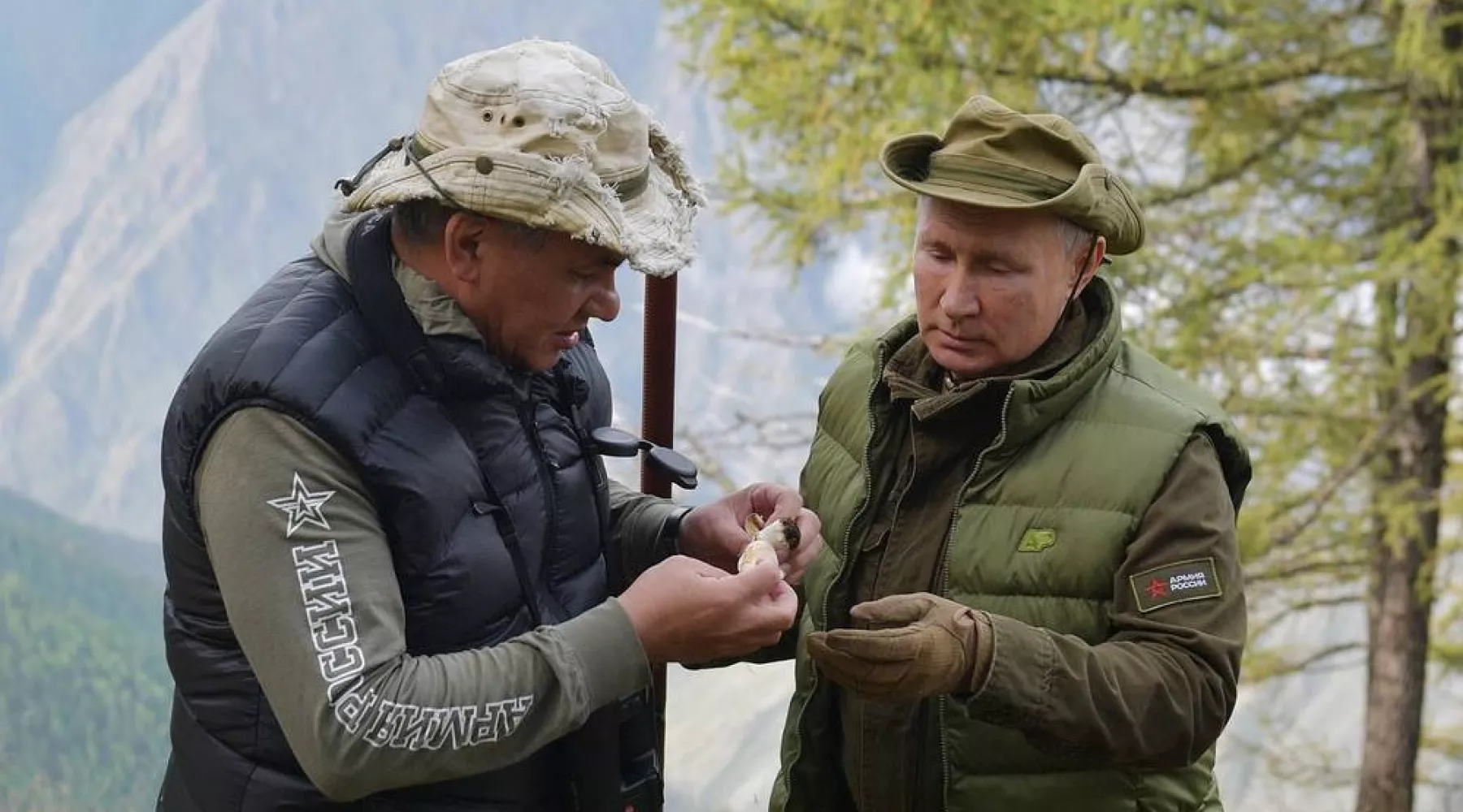  Опубликовано видео с отпуска Путина и Шойгу в сибирской тайге 